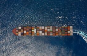 El transporte de contenedores golpeado por la guerra