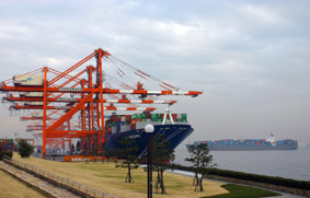 Fullcontainers-navegando-puerto ch