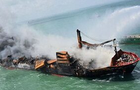 Buque fullcontainer arde