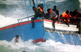 Inmigrantes saltando por borda ch