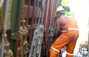 Marino ajustando container ch