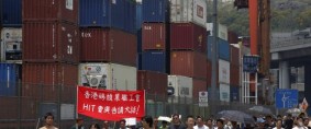 Huelga portuaria en Hong Kong continúa trayendo problemas
