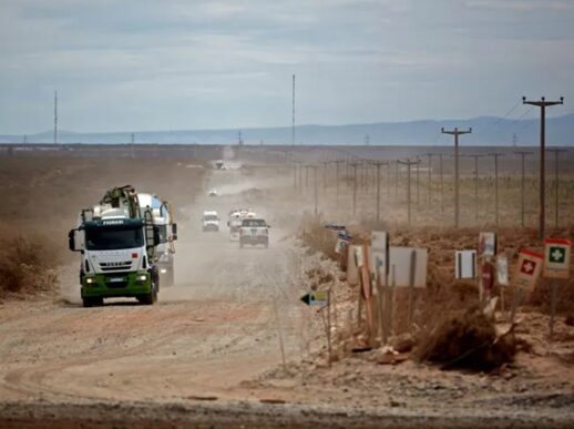 Arena de Vaca Muerta. ¿Camiones, trenes o barcazas?