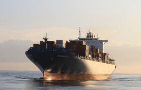 Interrupciones en rutas marítimas elevan los costos globales